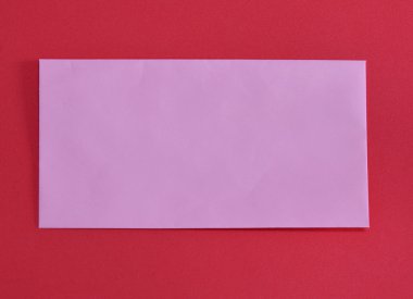 kırmızı renk köpük tahta üzerinde pembe zarf