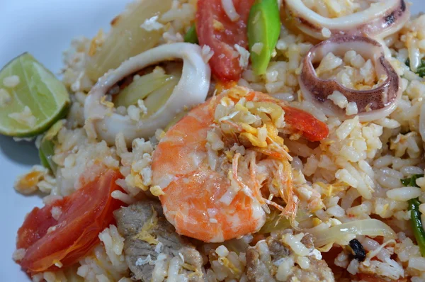 Nasi goreng dengan makanan laut dan telur — Stok Foto