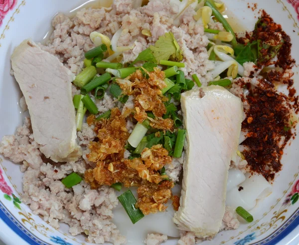 Mie besar topping irisan daging babi rebus dalam mangkuk — Stok Foto