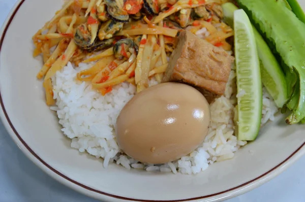 Telur rebus coklat dan tahu dengan bumbu goreng bambu rebus di atas nasi — Stok Foto