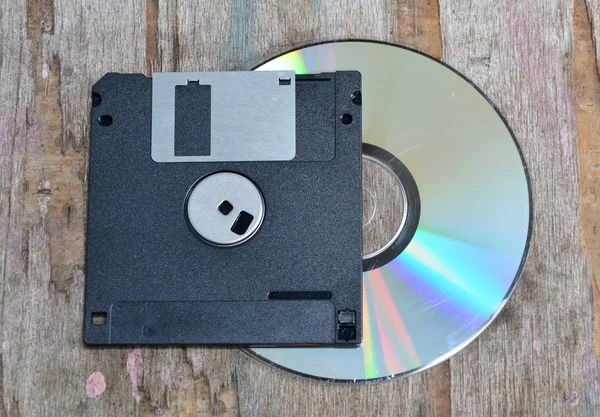 Floppy lemezt és CD-t a fa tábla — Stock Fotó