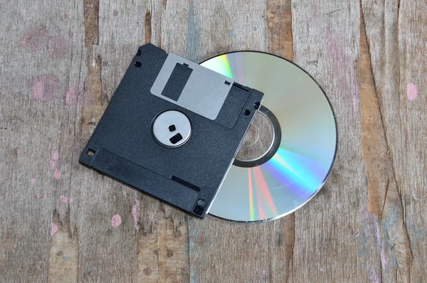 Floppy lemezt és CD-t a fa tábla — Stock Fotó