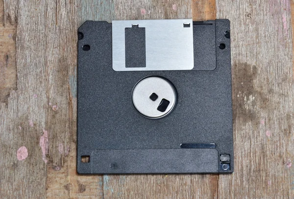 Diskette auf Holzbrett — Stockfoto