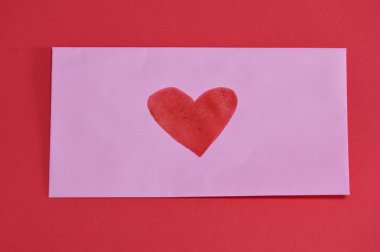 renkli köpük tahta üzerinde pembe zarf içinde kırmızı kalp