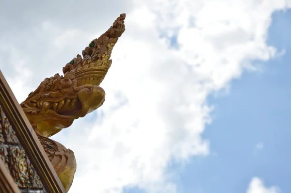 Naga roi du serpent sur le toit du temple — Photo