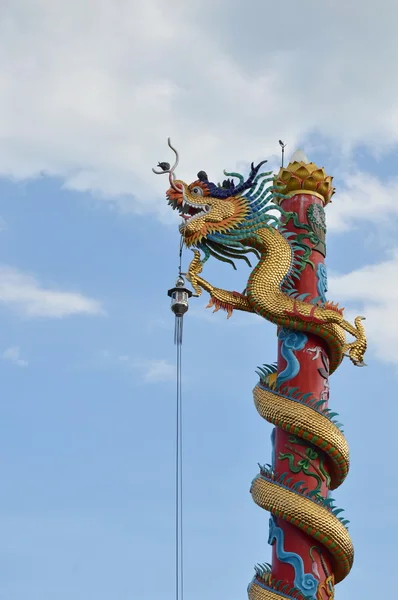 Estatua de dragón chino rodar sobre el poste — Foto de Stock