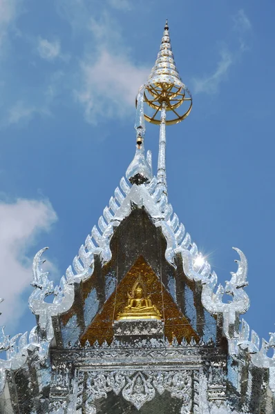 Goldener Buddha auf silberner Kirche — Stockfoto