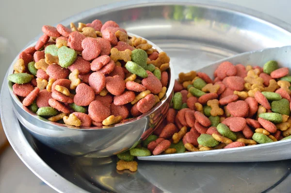 Nourriture pour chien dans un bol en acier inoxydable et une cuillère en fer sur une balance — Photo