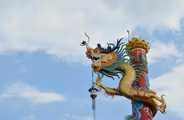 Statue de dragon chinois rouler sur le poteau — Photo