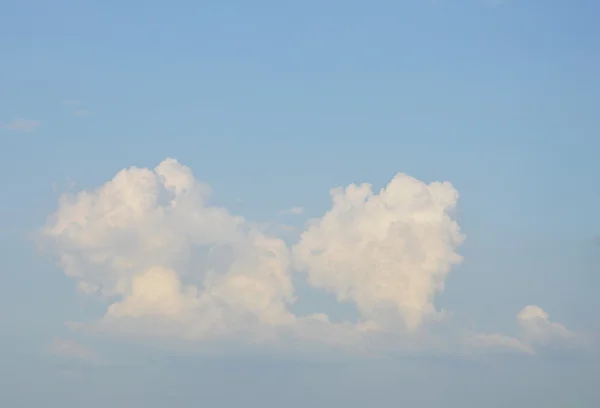 Felhő és a tiszta ég háttere — Stock Fotó