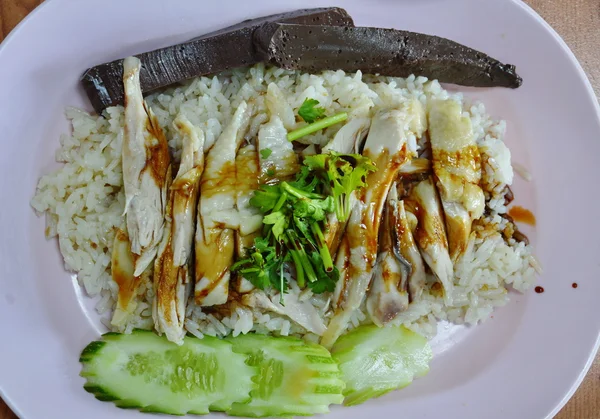 Arroz cozido no vapor com molho de sopa de frango molho de soja preta doce — Fotografia de Stock