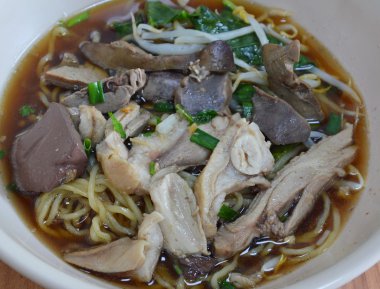 yumurta noodle Çince ot kahverengi çorbası haşlanmış ördek ile
