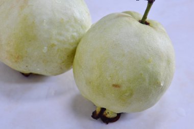 beyaz kutu üzerindeki guava