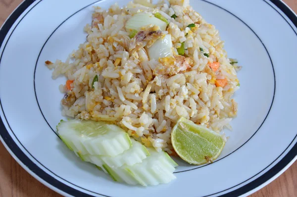 Arroz frito con cangrejo y huevo en el plato — Foto de Stock