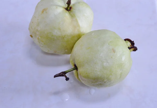 Beyaz kutu üzerindeki guava — Stok fotoğraf