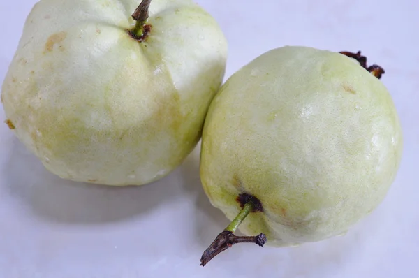 Beyaz kutu üzerindeki guava — Stok fotoğraf