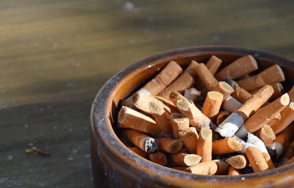 Filtro de cigarro em cinzeiro cerâmico — Fotografia de Stock