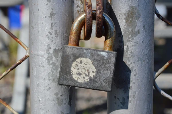 Master key lock iron wire door — Stock Photo, Image