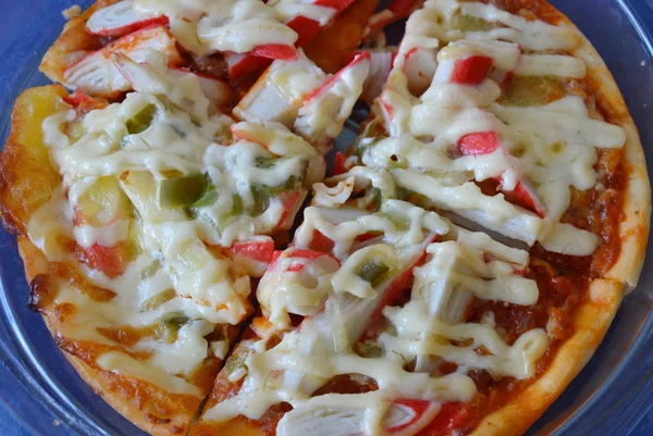 Pizza topping imitatie krab op kunststof dienblad — Stockfoto