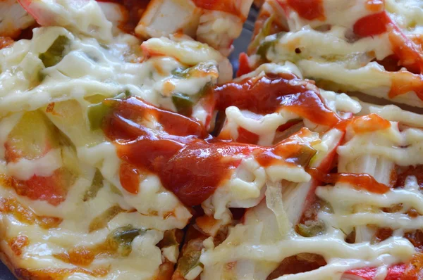 Pizza topping imitatiekrab dressing ketchup op kunststof dienblad — Stockfoto