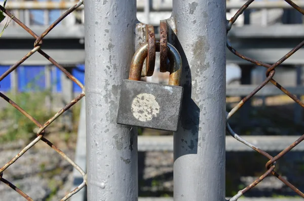 Huvudnyckel låsa net järndörr — Stockfoto