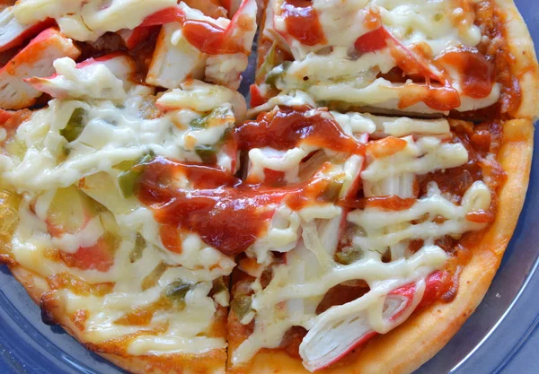 Pizza topping imitatie krab op kunststof dienblad — Stockfoto