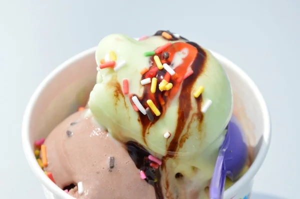 Derretir el helado en una taza de papel — Foto de Stock