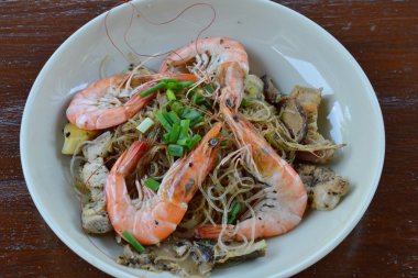 çanak üzerinde cam şehriye ile haşlanmış karides