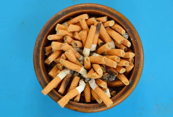 Filtro de cigarro em cinzeiro cerâmico — Fotografia de Stock
