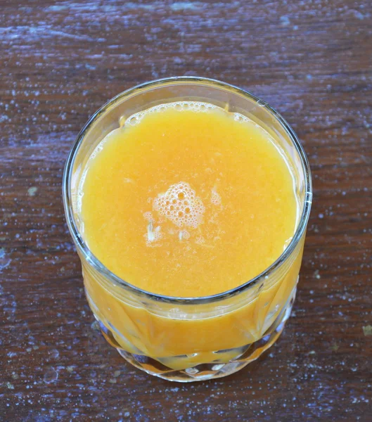 Jugo de naranja en la mesa — Foto de Stock