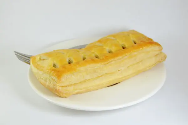 Pastel de pollo al curry relleno y tenedor en el plato —  Fotos de Stock