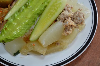 pirinç kıyılmış domuz eti ile haşlanmış turp