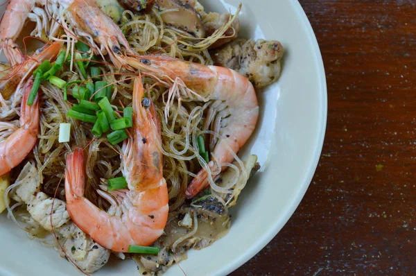 Gambas al vapor con fideos de vidrio en el plato — Foto de Stock