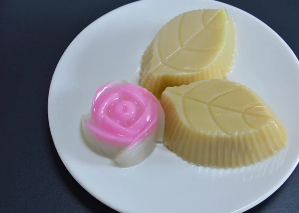 Rosa ros kokos gelé på maträtt — Stockfoto