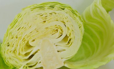 beyaz zemin üzerine kesilmiş lahana