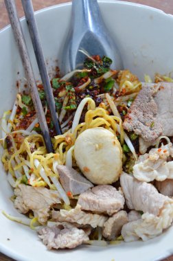 yumurta noodle ile domuz topu soyunma tatlı soya sosu kase