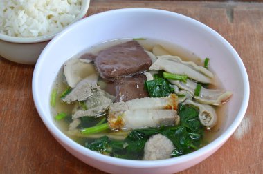 Haşlanmış domuz kan ve bağırsaklar çorbası ile pirinç yemek