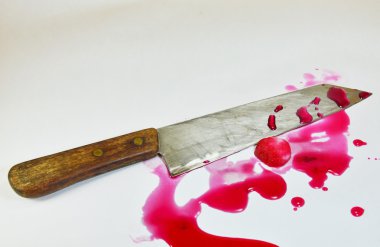 bıçak ve pamuk pembe sahte kan