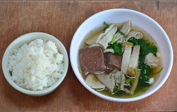 Sangue de porco fervido e entranhas na sopa comem com o arroz — Fotografia de Stock