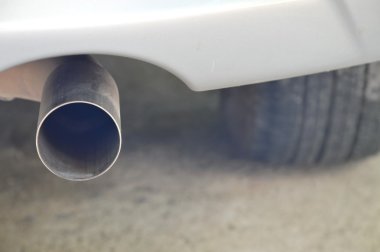 altında araba tampon egzoz borusu