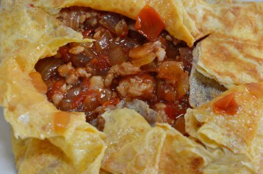 Kıyılmış domuz omlet çanak üzerinde dolması