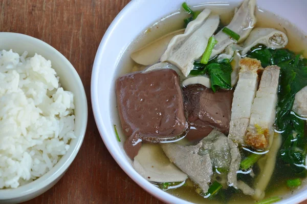 Вареная свиная кровь и внутренности в супе едят с рисом — стоковое фото