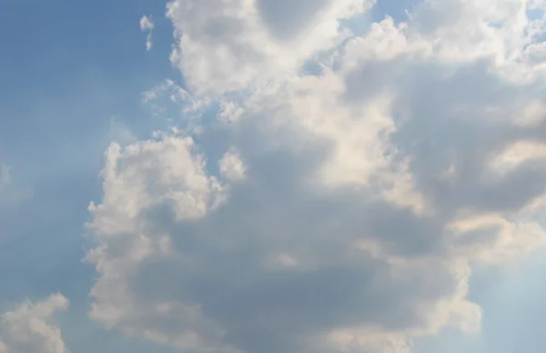 Облака и небо фон — стоковое фото