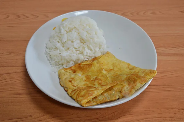 Omeletes recheados e arroz no prato — Fotografia de Stock