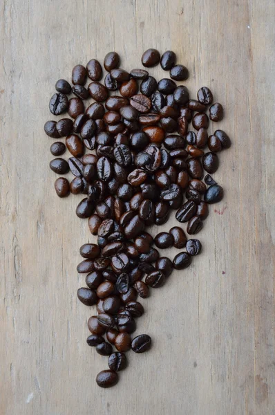 Biji kopi di papan kayu — Stok Foto