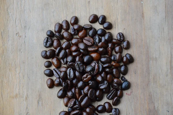 Grão de café na placa de madeira — Fotografia de Stock