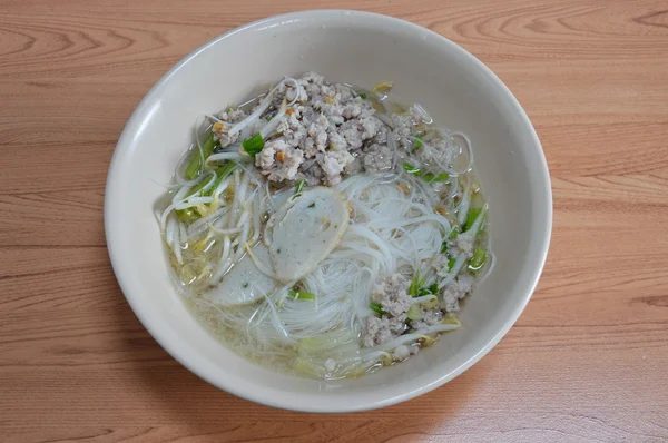 Vermicelli di riso guarnizione linea di pesce e costoletta di maiale bollita in zuppa — Foto Stock