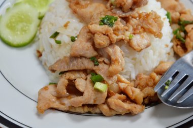 sarımsak ve biber çanak üzerinde kızarmış domuz eti