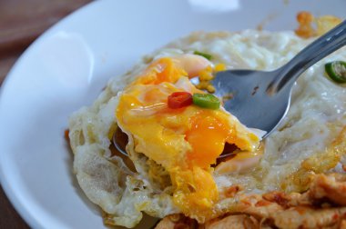 Chop chili balık sosu kaşık üzerinde tepesi sarısı