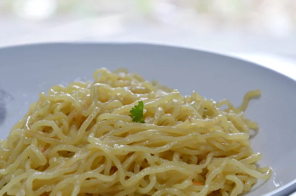 บะหมี่ไข่จีนบนจาน — ภาพถ่ายสต็อก